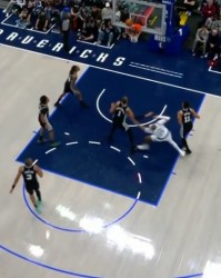 乐鱼体育下载-发力过猛！克莱跳投命中 卡布卡位顶翻加福德裁判回看普通犯规